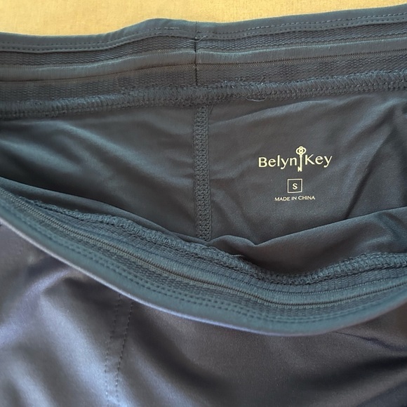 Belyn Key Mia Golf Navy blue skort w/piped side panel & built in short Sz-S T6 - Picture 12 of 14